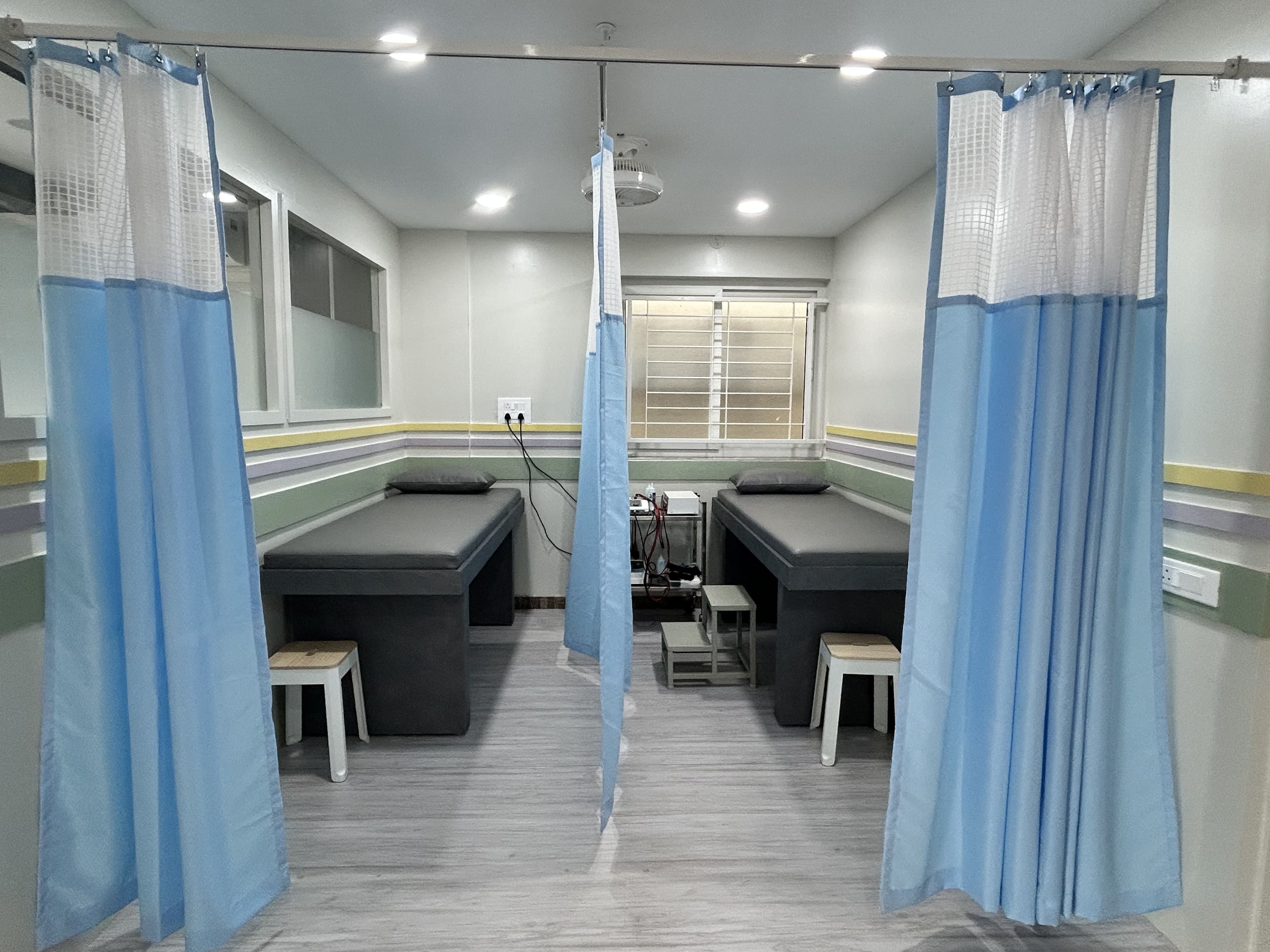 Adult treatment room with physiotherapy beds