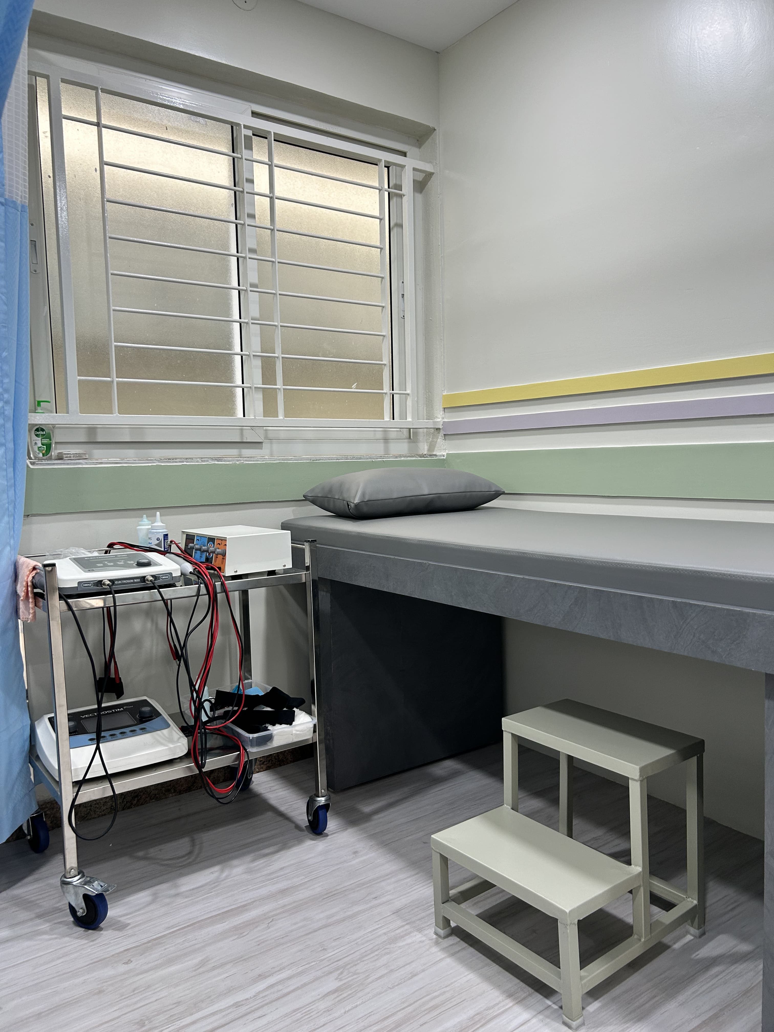 Treatment cubicle with electrotherapy equipment